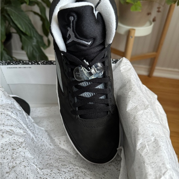 Nike Black and White Athletic Shoes - Picture 9 of 10